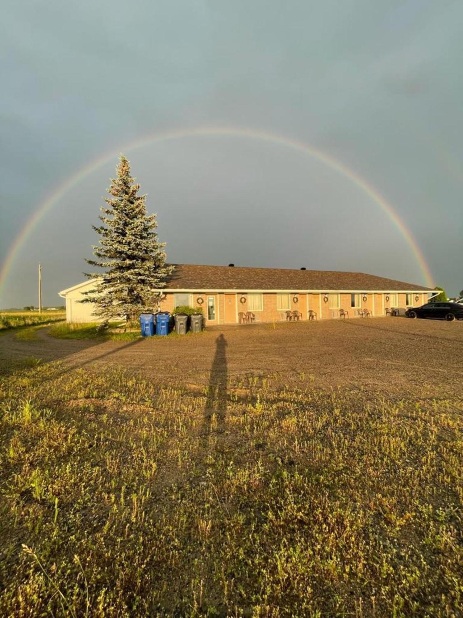 Earlton Motel Exterior photo